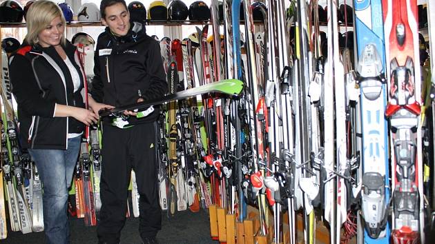 Kupovat lyže se nevyplatí, půjčovna zajistí výbavu levněji - Novojičínský  deník