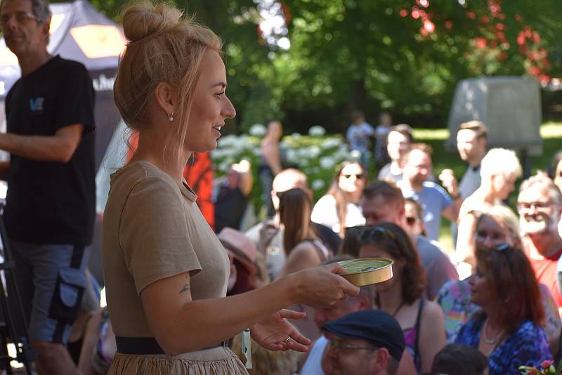 Garden Food Festival Rožnov pod Radhoštěm. Česká youtuberka a moderátorka Nikola Čechová alias Shopaholic Nicol.