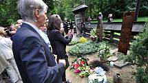 Pietní setkání spojené s uložením ostatků akademického malíře Miloše Šimurdy na Valašském slavíně ve skanzenu v Rožnově pod Radhoštěm; pátek 2. září 2022