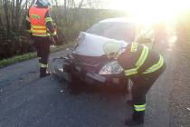 Hasiči odklízejí silnici Ve Valašských Kloboukách po nehodě dvou aut.