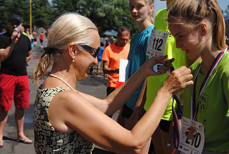 Místostarostka Valašského Meziříčí Yvona Wojaczková předává medaile úspěšným malým sportovcům na Valašských sportovních hrách ve Valašském Meziříčí (středa 26. června 2019)