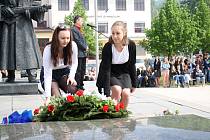 U příležitosti 73. výročí konce druhé světové války a osvobození se v pátek 4. května 2018 uskutečnil slavnostní pietní akt na Náměstí svobody ve Vsetíně. Kytice a svíčky položili u památníku talé žáci vsetínských škol.