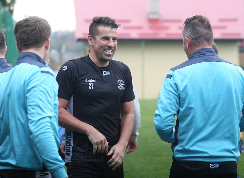 Fotbalisté Vigantic (v černém) se rozloučili s podzimní části I. A třídy skupiny A v derby s Rožnovem pod Radhoštěm přesvědčivou výhrou 5:0. Lví podíl na ni měli největší hvězdy Vigantic Milan Baroš a René Bolf, kteří dali po jedné brance, domácí útočník 