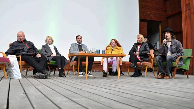 Diskuze na téma Kde se stala chyba v kauze Bečva v amfiteátru v parku ve Valašském Meziříčí na prvním ročníku Envirofestu Bečva; neděle 19. září 2021