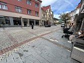 Dlažba na Dolním náměstí ve Vsetíně je stále plná děr a výmolů; duben 2024