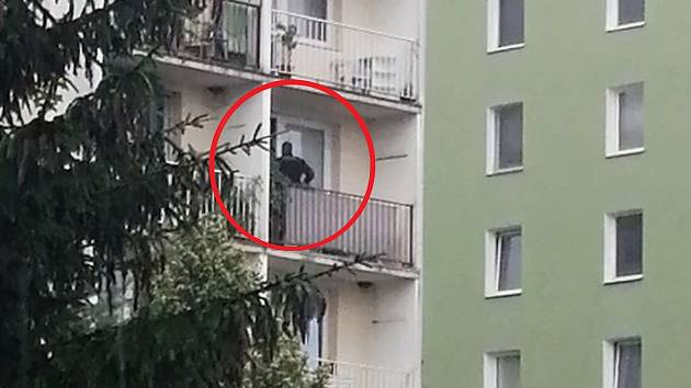 Na vsetínském sídlišti Sychrov se v úterý 21. července 2020 střílelo. Policista prohledává balkon v domě č.p. 71, odkud výstřel zazněl.