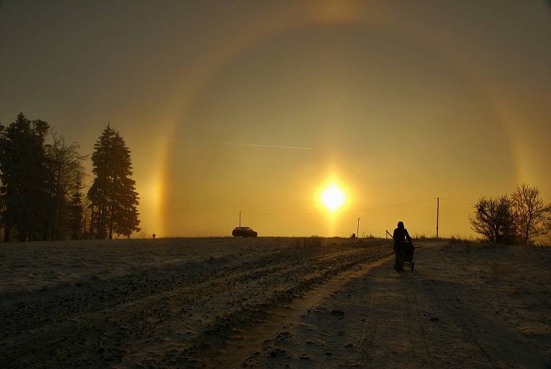 Halové jevy na Hostýnských vrších 28.12.2008. Dochází k nim díky ledovým krystalkům v atmosféře.