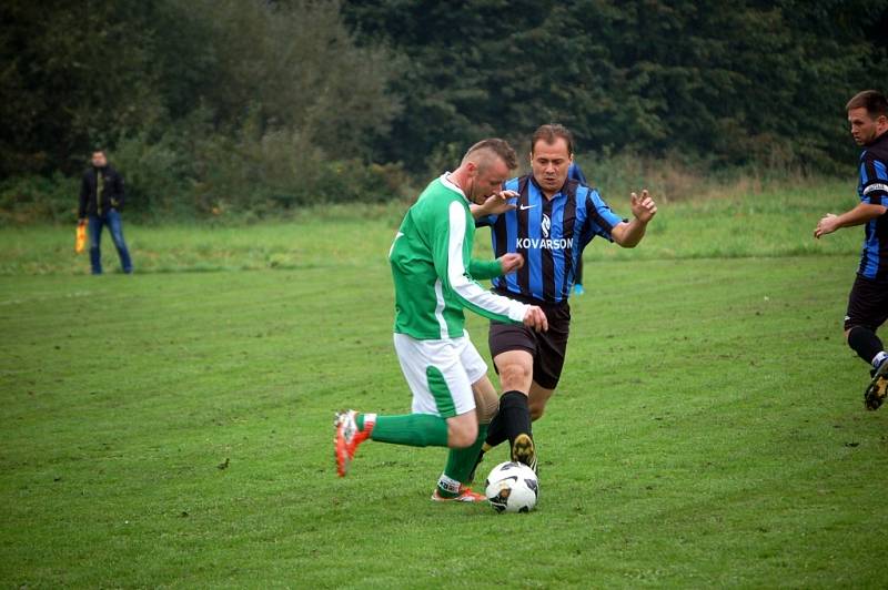 Fotbalisté Branek (zelené dresy) doma prohráli s Lužnou 0:2.