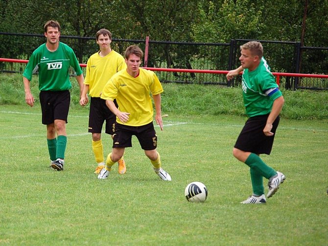 Fotbalisté Juřinky (žluté dresy) se dočkali druhého vítězství sezony, nad Slavičínem doma vyhráli 2:1. 