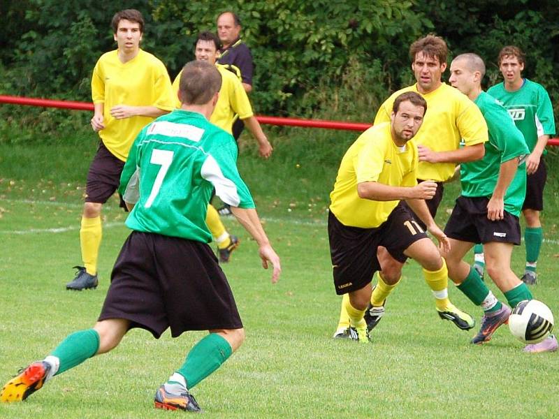 Fotbalisté Juřinky (žluté dresy) se dočkali druhého vítězství sezony, nad Slavičínem doma vyhráli 2:1. 