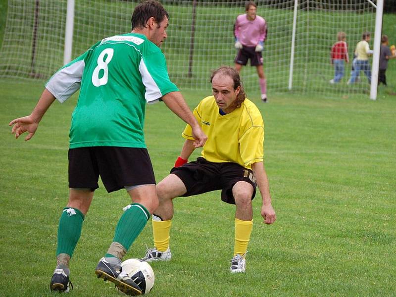 Fotbalisté Juřinky (žluté dresy) se dočkali druhého vítězství sezony, nad Slavičínem doma vyhráli 2:1. 