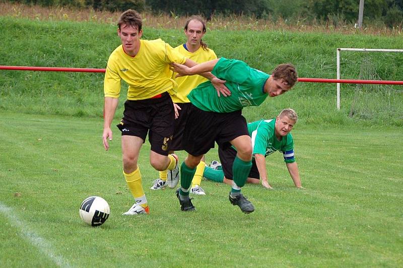 Fotbalisté Juřinky (žluté dresy) se dočkali druhého vítězství sezony, nad Slavičínem doma vyhráli 2:1. 