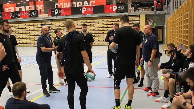 Extraligoví házenkáři Zubří si v pátek večer vyzkoušeli palubovku v Norsku, kde je zítra od 16 hodin čeká druhé kolo Evropského poháru proti domácímu Arendalu.