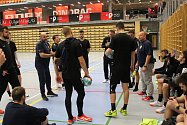 Extraligoví házenkáři Zubří si v pátek večer vyzkoušeli palubovku v Norsku, kde je zítra od 16 hodin čeká druhé kolo Evropského poháru proti domácímu Arendalu.