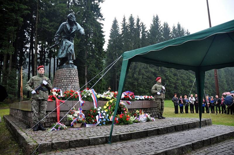 Pietní akt u příležitosti 70. výročí Slovenského národního povstání u památníku 1. čs. brigády Jana Žižky na Bumbálce na Česko-slovenském pomezí. Velké Karlovice/Makov, středa 27. srpna 2014.