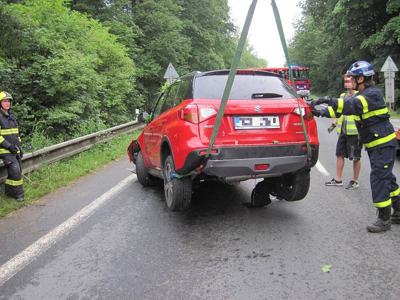 Řidička skončila s autem na střeše v potoce