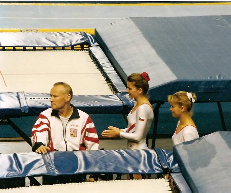 6.	Rozhodli jsme se, že musíme nechat uznat trampolínu jako sportovní odvětví a přivést sem závodníky z cizích států. To byly první kroky. V roce 1980 se konal v Rožnově Závod přátelství. Přijali nás do mezinárodní trampolínové federace, abychom mohli záv