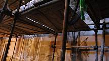 Restaurátoři dokončují obnovu vzácných fresek od barokního malíře  Josefa Ignáce Sadlera v kapli Smrtelných úzkostí Ježíše Krista v jižním křídle zámku Žerotínů ve Valašském Meziříčí (pondělí 7. října 2019)