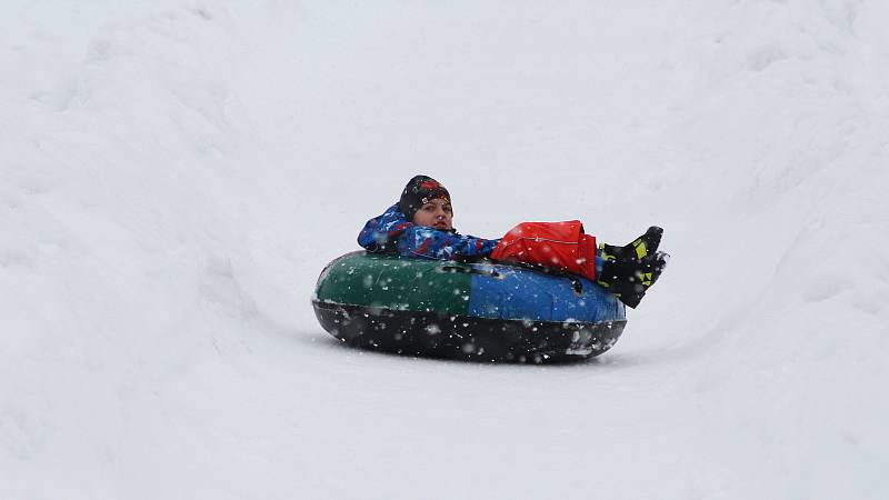 Děti si užívají zimních radovánek na snowtubingové dráze ve Ski areálu Razula ve Velkých Karlovicích.