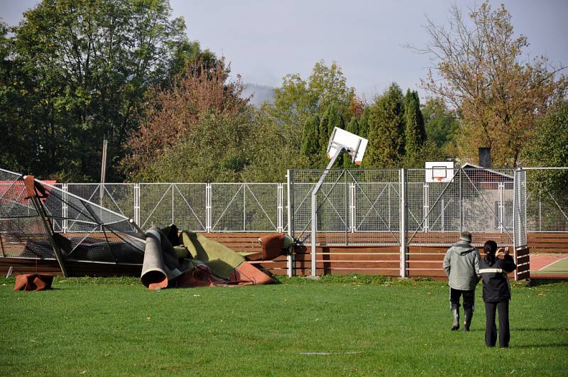 Větrná smršť, která se v noci na pátek 5. října 2012 prohnala obcí Hovězí na Horním Vsacku, za sebou zanechala milionové škody. Poškodila střechy několika domů, místní školy a zdejší víceúčelové hřiště.