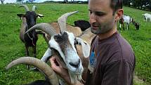 Martin Vlček založil s manželkou v roce 2012 ve Vizovicích kozí farmu.  Stádo v červenci 2020 čítá 113 koz.