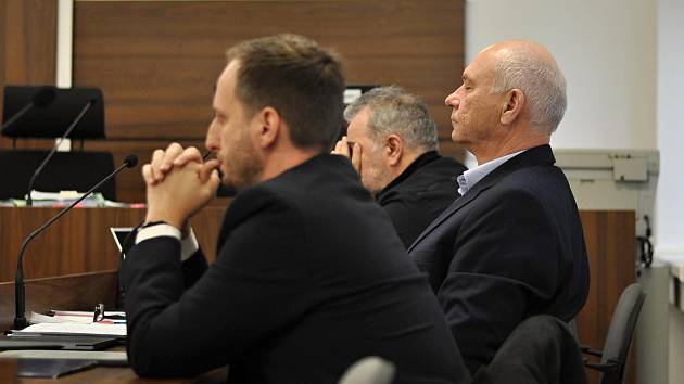 Okresní soud ve Vsetíně začal v pondělí 30. ledna 2023 projednávat případ otravy řeky Bečvy ze září 2020. Na snímku  vpravo ředitel obžalované firmy Energoaqua Oldřich Havelka.