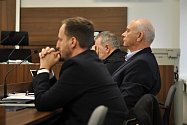 Okresní soud ve Vsetíně začal případ otravy řeky Bečvy ze září 2020 projednávat v pondělí 30. ledna 2023. Na snímku  vpravo ředitel obžalované firmy Energoaqua Oldřich Havelka.