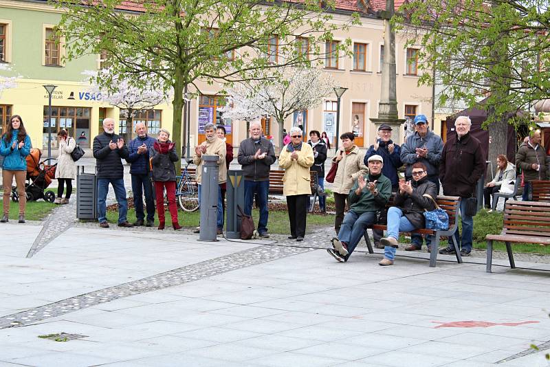 Ani chvilkama téměř podzimní počasí neodradilo návštěvníky Velikonočního jarmarku, který se konal ve čtvrtek 13. dubna na Dolním náměstí ve Vsetíně.