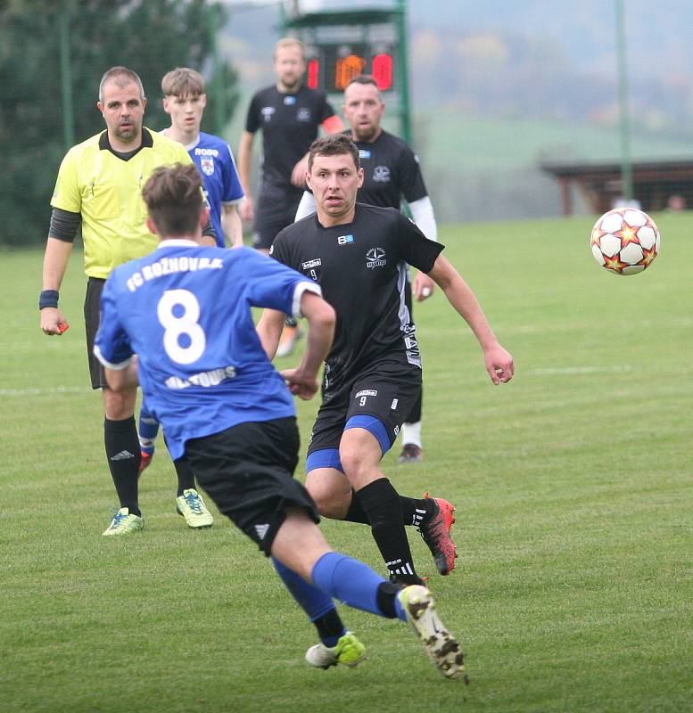 Fotbalisté Vigantic (v černém) se rozloučili s podzimní části I. A třídy skupiny A v derby s Rožnovem pod Radhoštěm přesvědčivou výhrou 5:0. Lví podíl na ni měli největší hvězdy Vigantic Milan Baroš a René Bolf, kteří dali po jedné brance, domácí útočník 