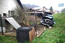 Řidič osobního vozu nezvládl v sobotu 21. března 2020 průjezd okružní křižovatkou v Hovězí na Horním Vsacku a havaroval do zahrady blízkého rodinného domu.