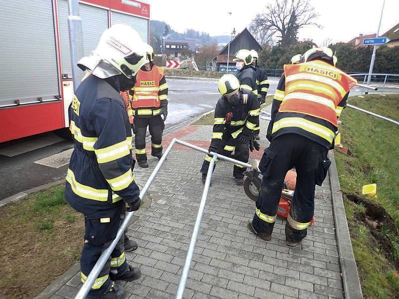 Řidič osobního vozu nezvládl v sobotu 21. března 2020 průjezd okružní křižovatkou v Hovězí na Horním Vsacku a havaroval do zahrady blízkého rodinného domu.