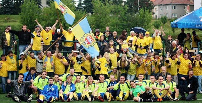 Fotbalisté Kelče (žluté dresy) si finále poháru náležitě užili.