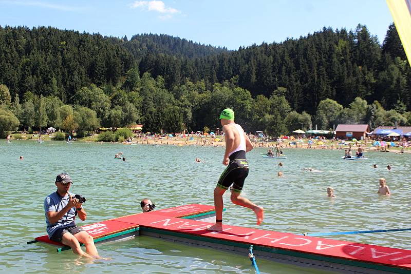 Osmý ročník triatlonového závodu Valachy Man 2018 se uskutečnil v pátek 3. srpna v Novém Hrozenkově u vodní nádrže Balaton. Na snímcích start hlavního závodu.