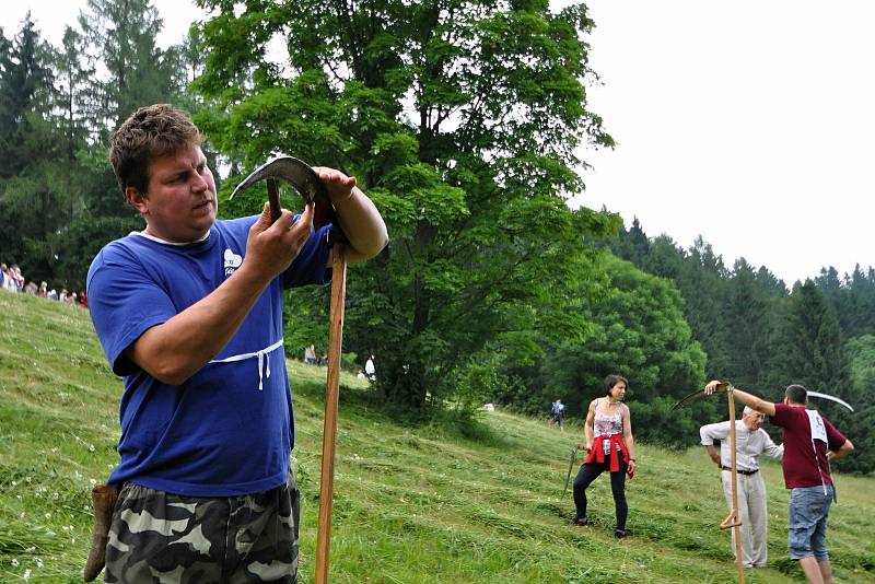 Na louce u Korytářů na Soláni na Horním Vsacku se v pátek 25. června 2021 konala soutěž O nejlepšího sekáče Soláně.
