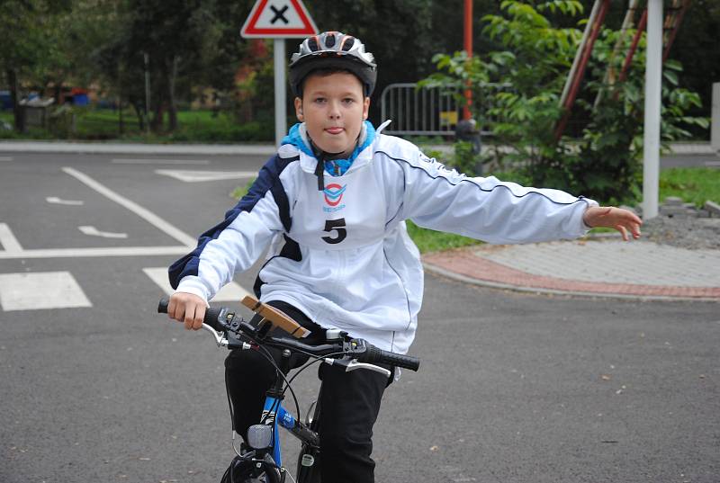 Mladí sluchově postižení cyklisté museli ve čtvrtek a v pátek (4. a 5. 10. 2018) ve Valašském Meziříčí prokázat, že zvládnou jízdu zručnosti i pravidel silničního provozu, práci s mapou či první pomoc.