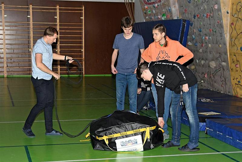 Čtyřmetrový nafukovací model zeměkoule využívají nově v hodinách zeměpisu školáci ve Valašském Meziříčí.