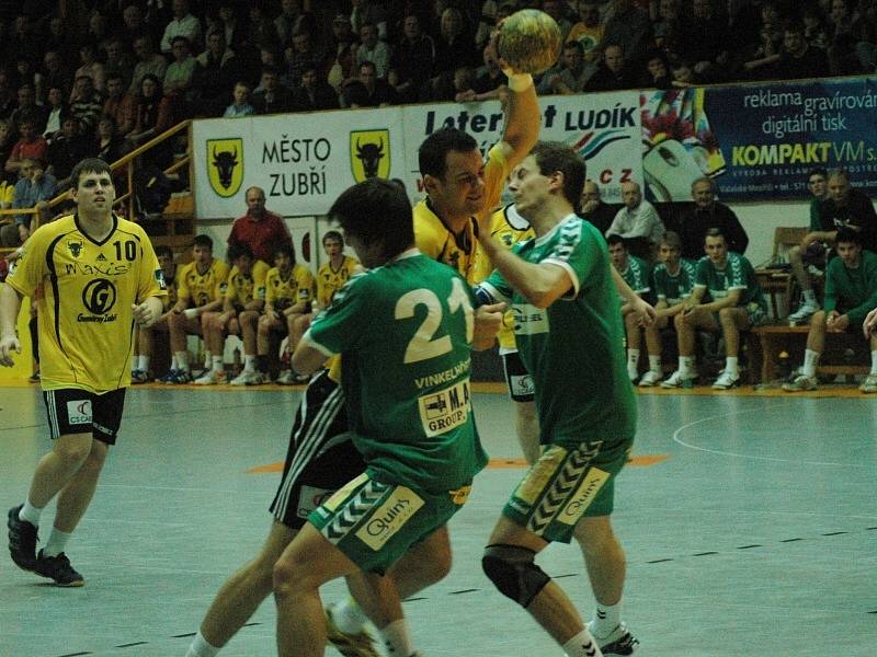 Zubří (žluté dresy) porazilo v prvním čtvrtfinále Plzeň 28:21.