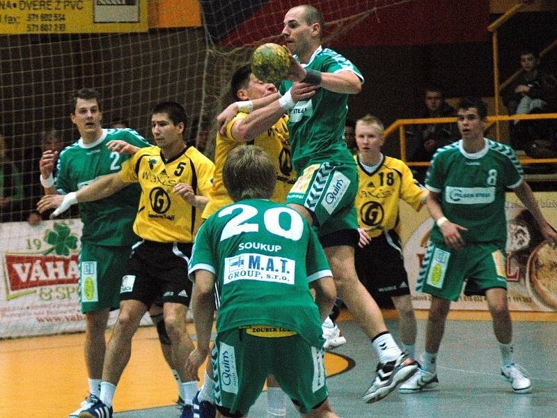 Zubří (žluté dresy) porazilo v prvním čtvrtfinále Plzeň 28:21.