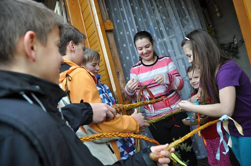 Mladí chlapci v Lidečku vyrazili na šmigrust s tatary z vrbového proutí i větvičkami pichlavého jalovce. Lidečko, velikonoční pondělí, 28. března 2016