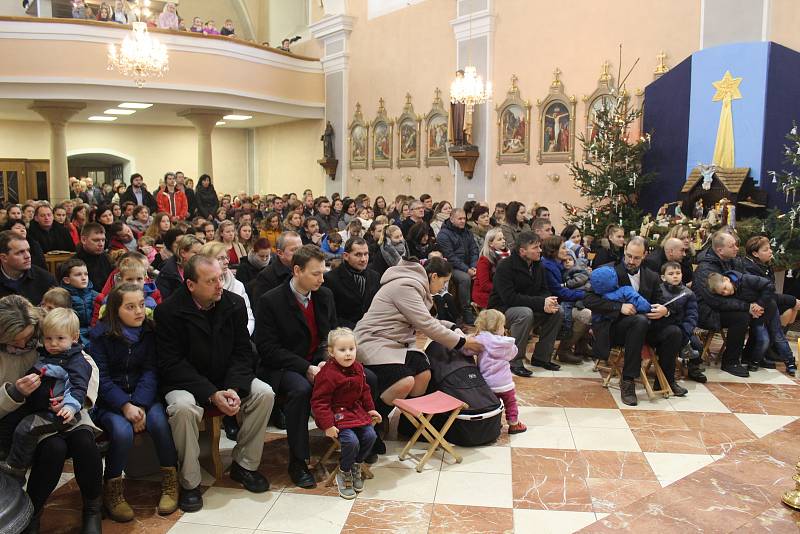 Na mši svatou do kostela svaté Kateřiny v Lidečku přišly na Boží hod vánoční desítky věřících.