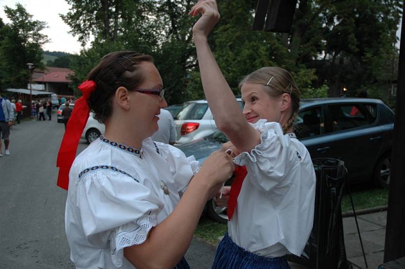 Centrem pozornosti milovníků folkloru se minulý týden stal Liptál. Už po čtyřicáté šesté se tu sešly folklorní soubory z celého světa.