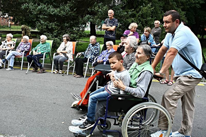 Tanečníci, tanečnice a muzikanti z Velikonočních ostrovů, kteří jsou hosty 50. MFF Liptálské slavnosti, vystupují ve čtvrtek 22. srpna 2019 pro klienty Domova Harmonie ve Vsetíně.