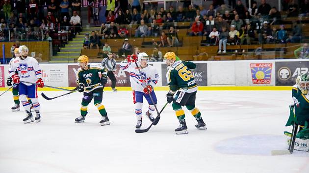 Hokejisté Vsetína úvodní zápas Chance ligy absolvovali na ledě loňského vítěze základní části z Třebíče.