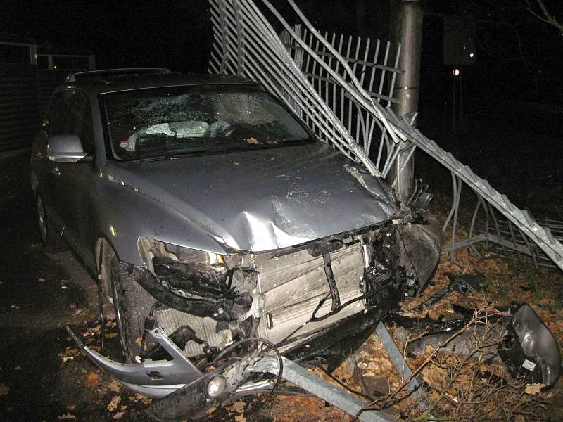 Osobní auto prorazilo bránu parkoviště v Krásně nad Bečvou ve Valašském Meziříčí, neděle 6. listopadu 2016.  