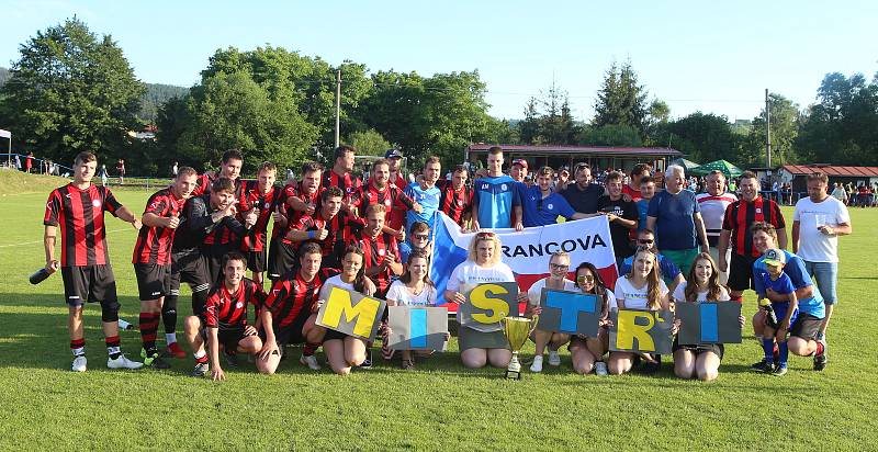 Fotbalisté Francovy Lhoty (červeno-černé dresy) zvítězili na hřišti Hrachovce 3:0 a postoupili do Krajského přeboru.