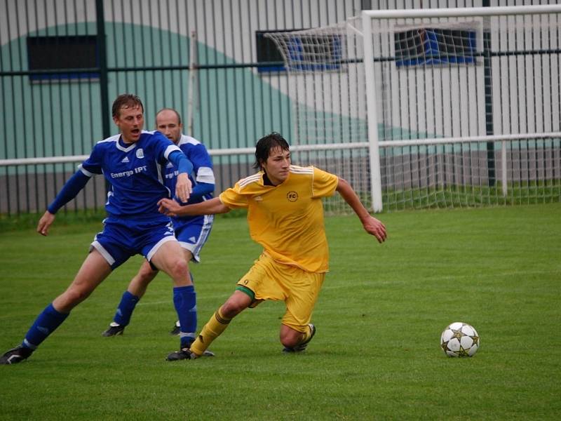 V utkání krajského přeboru Velké Karlovice + Karolinky (žluté dresy) doma prohrály s Chropyní 0:1. 