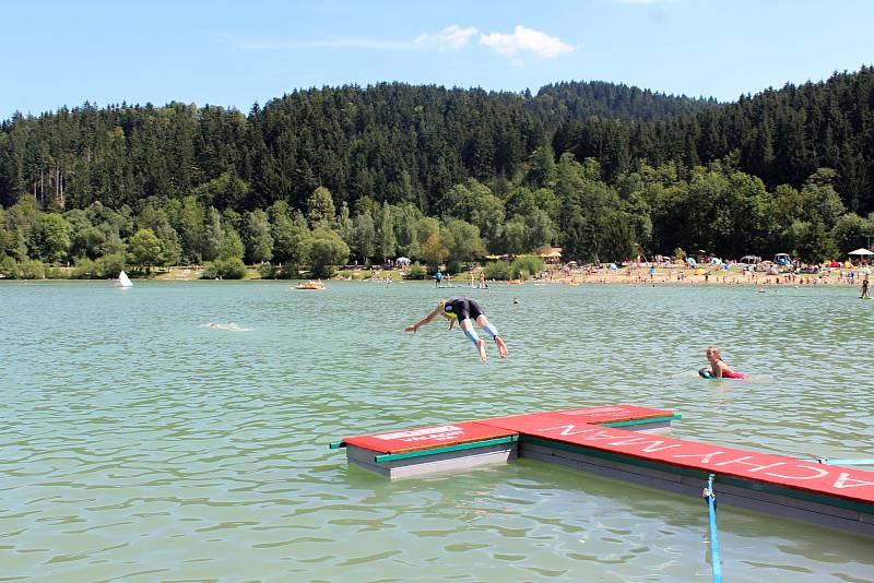 Osmý ročník triatlonového závodu Valachy Man 2018 se uskutečnil v pátek 3. srpna v Novém Hrozenkově u vodní nádrže Balaton. Na snímcích start hlavního závodu.