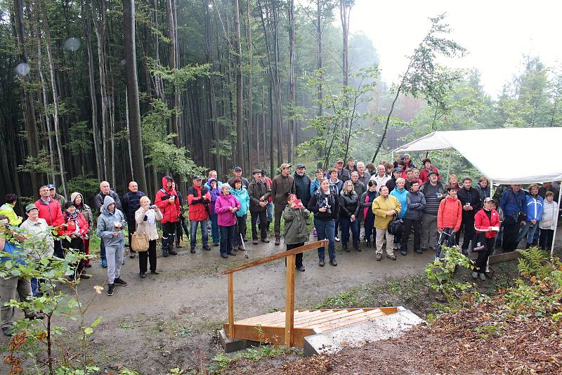 Vedení obcí Branky, Oznice, Poličná a Jarcová na neděli 3. září 2017 připravila slavnostní odhalení nové informační tabule u pískovcového památníku Františka Josefa I. v lokalitě Na Pasekách. I přes nepřízeň počasí na akci dorazily desítky lidí.