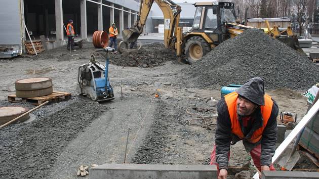 Ve Valašském Meziříčí finišují v těchto dnech práce na dokončení nového nákupního centra.