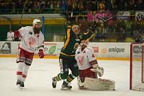 Hokejisté Vsetína (zelené dresy) zvládli důležitý pátý zápas čtvrtfinále play-off.